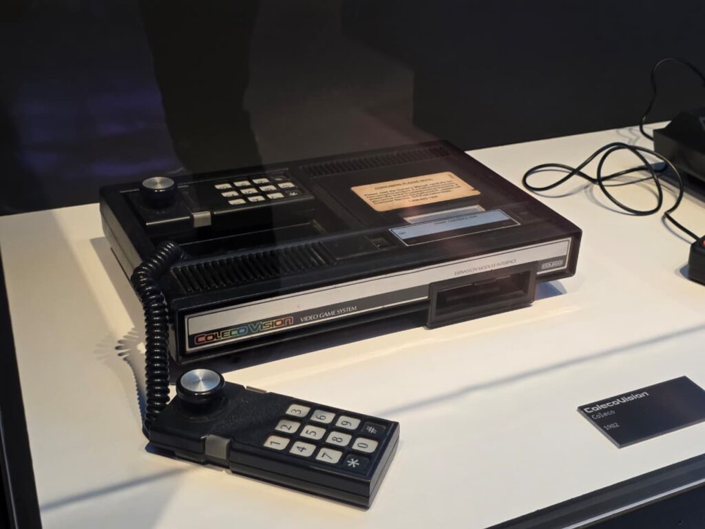 A exposição Player 1 no Farol Santander São Paulo reúne 115 peças históricas do acervo de Alex Mamed e experiências da AYA Studio, apresentando mais de 50 anos da evolução dos videogames em uma mostra imersiva e imperdível em 2026.