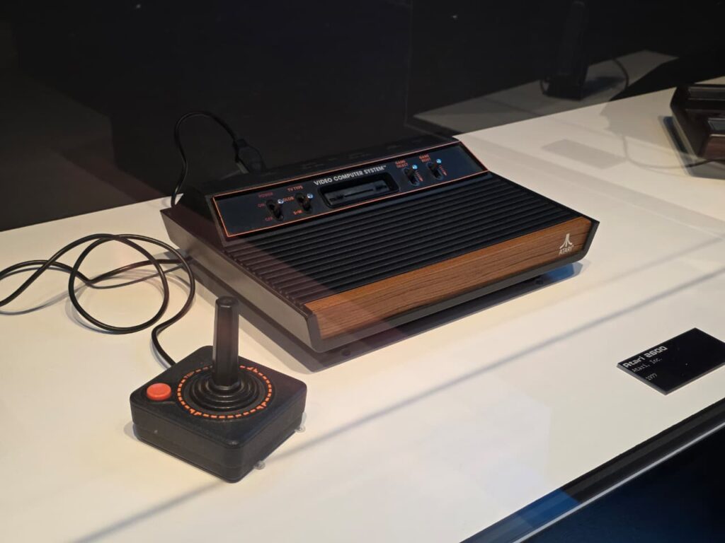 A exposição Player 1 no Farol Santander São Paulo reúne 115 peças históricas do acervo de Alex Mamed e experiências da AYA Studio, apresentando mais de 50 anos da evolução dos videogames em uma mostra imersiva e imperdível em 2026.