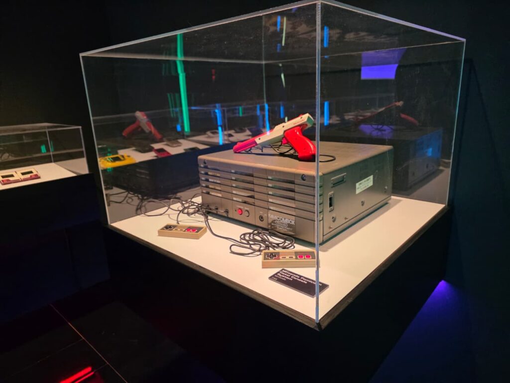 A exposição Player 1 no Farol Santander São Paulo reúne 115 peças históricas do acervo de Alex Mamed e experiências da AYA Studio, apresentando mais de 50 anos da evolução dos videogames em uma mostra imersiva e imperdível em 2026.