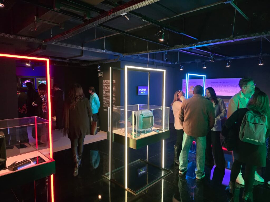 A exposição Player 1 no Farol Santander São Paulo reúne 115 peças históricas do acervo de Alex Mamed e experiências da AYA Studio, apresentando mais de 50 anos da evolução dos videogames em uma mostra imersiva e imperdível em 2026.