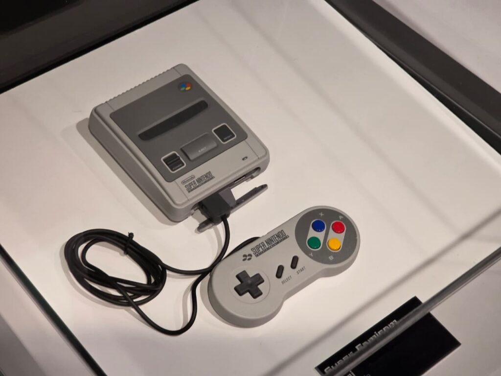 A exposição Player 1 no Farol Santander São Paulo reúne 115 peças históricas do acervo de Alex Mamed e experiências da AYA Studio, apresentando mais de 50 anos da evolução dos videogames em uma mostra imersiva e imperdível em 2026.