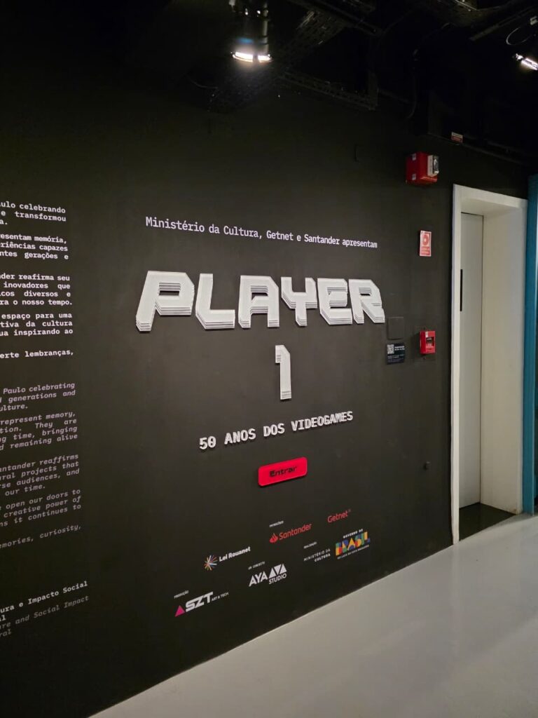 A exposição Player 1 no Farol Santander São Paulo reúne 115 peças históricas do acervo de Alex Mamed e experiências da AYA Studio, apresentando mais de 50 anos da evolução dos videogames em uma mostra imersiva e imperdível em 2026.