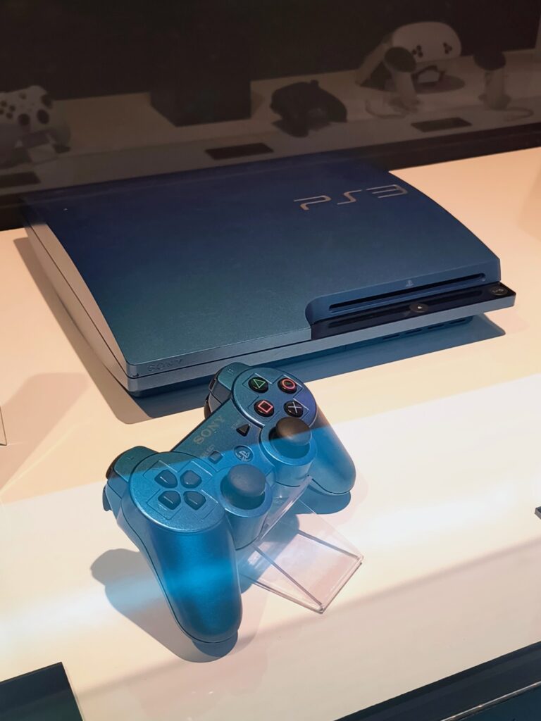 A exposição Player 1 no Farol Santander São Paulo reúne 115 peças históricas do acervo de Alex Mamed e experiências da AYA Studio, apresentando mais de 50 anos da evolução dos videogames em uma mostra imersiva e imperdível em 2026.