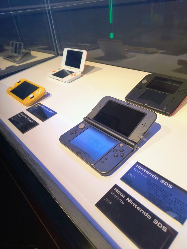 A exposição Player 1 no Farol Santander São Paulo reúne 115 peças históricas do acervo de Alex Mamed e experiências da AYA Studio, apresentando mais de 50 anos da evolução dos videogames em uma mostra imersiva e imperdível em 2026.