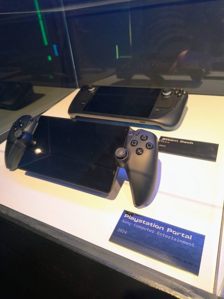 A exposição Player 1 no Farol Santander São Paulo reúne 115 peças históricas do acervo de Alex Mamed e experiências da AYA Studio, apresentando mais de 50 anos da evolução dos videogames em uma mostra imersiva e imperdível em 2026.