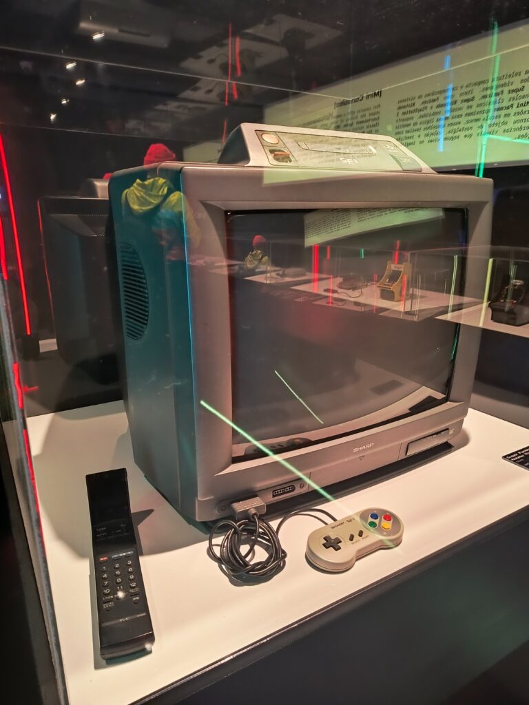 A exposição Player 1 no Farol Santander São Paulo reúne 115 peças históricas do acervo de Alex Mamed e experiências da AYA Studio, apresentando mais de 50 anos da evolução dos videogames em uma mostra imersiva e imperdível em 2026.