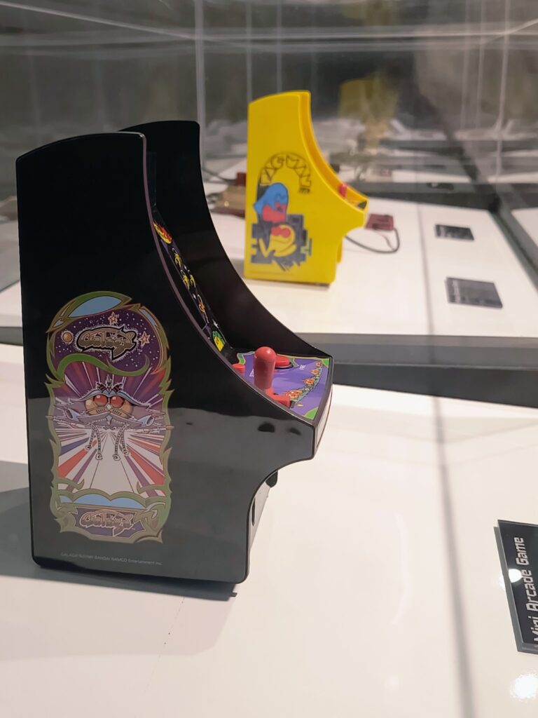 A exposição Player 1 no Farol Santander São Paulo reúne 115 peças históricas do acervo de Alex Mamed e experiências da AYA Studio, apresentando mais de 50 anos da evolução dos videogames em uma mostra imersiva e imperdível em 2026.