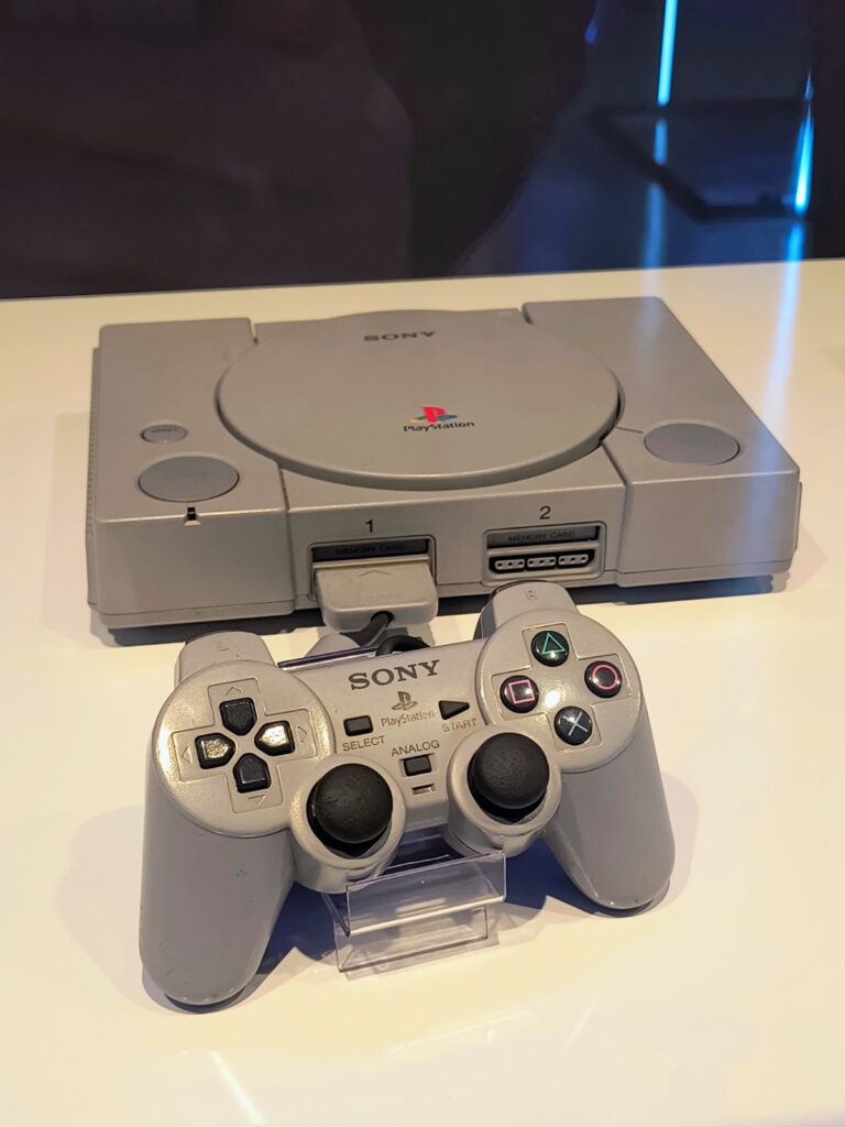 A exposição Player 1 no Farol Santander São Paulo reúne 115 peças históricas do acervo de Alex Mamed e experiências da AYA Studio, apresentando mais de 50 anos da evolução dos videogames em uma mostra imersiva e imperdível em 2026.