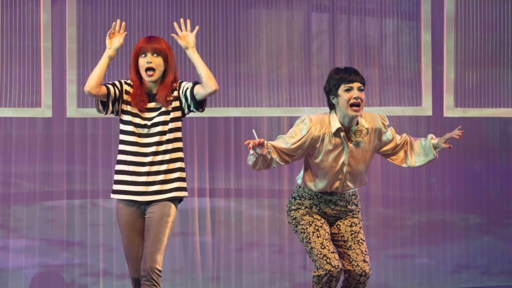 Rita Lee, uma autobiografia musical retorna ao Teatro Porto em São Paulo com Mel Lisboa no papel principal. O espetáculo premiado revive os maiores sucessos e a história da rainha do rock brasileiro em uma curtíssima temporada imperdível.