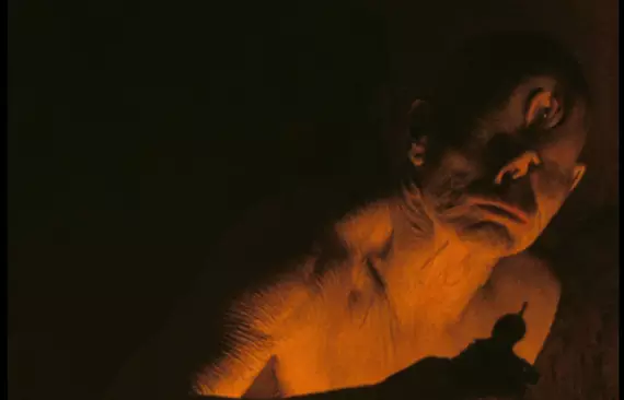 A Odisseia, de Christopher Nolan, transforma o poema de Homero em um épico sobre culpa, guerra e retorno. Com Matt Damon e imagens em IMAX, o filme impressiona pela escala, mas divide opiniões sobre ritmo, elenco e fidelidade ao clássico atualmente.
