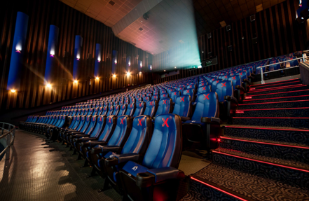 A Odisseia, de Christopher Nolan, segue em cartaz nas salas Macro XE da Cinépolis, com telas de até 214 m² e som de 13 mil watts. O épico lidera bilheterias e transforma a jornada de Odisseu em uma experiência ainda mais imersiva. Para fãs de cinema.