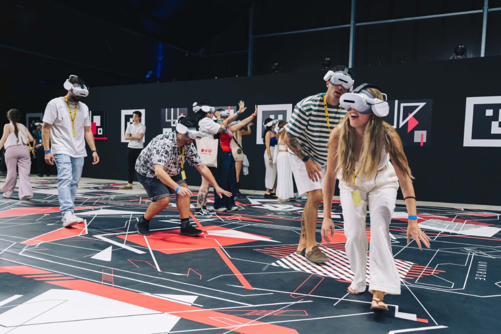 The Black Mirror Experience estreia em São Paulo com realidade virtual, teatro imersivo e uma história inédita. Reúna seu grupo, tome decisões que alteram a narrativa e viva por 60 minutos dentro do universo criado por Charlie Brooker.