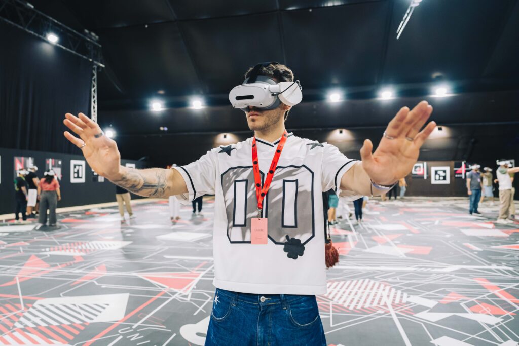 The Black Mirror Experience estreia em São Paulo com realidade virtual, teatro imersivo e uma história inédita. Reúna seu grupo, tome decisões que alteram a narrativa e viva por 60 minutos dentro do universo criado por Charlie Brooker.