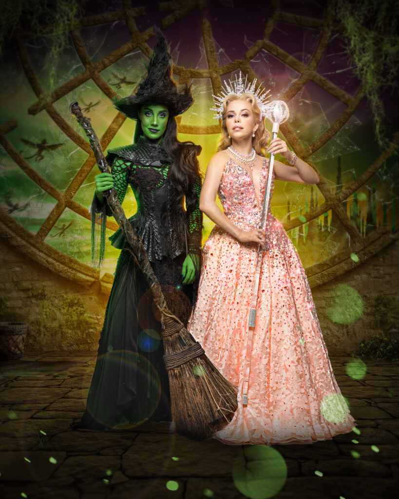 Wicked estreia no Rio de Janeiro em 15 de julho, na Cidade das Artes. Estrelado por Myra Ruiz e Fabi Bang, o musical reúne tecnologia, ilusionismo e uma história emocionante sobre amizade, escolhas, poder e preconceito.