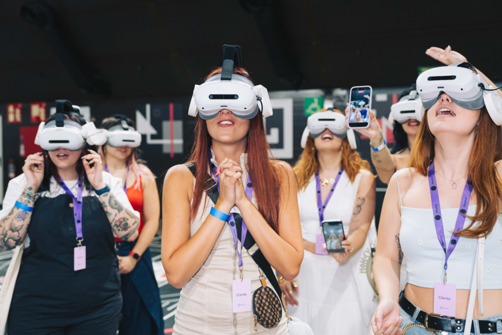The Black Mirror Experience estreia em São Paulo com realidade virtual, teatro imersivo e uma história inédita. Reúna seu grupo, tome decisões que alteram a narrativa e viva por 60 minutos dentro do universo criado por Charlie Brooker.