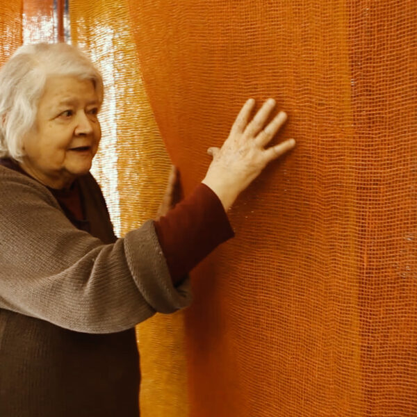 Confira a crítica do documentário sobre Amelia Toledo por Alef Reis. A produção ganha pré-estreia gratuita no MIS em São Paulo no dia 18/08 e resgata o olhar poético e visionário da artista brasileira.