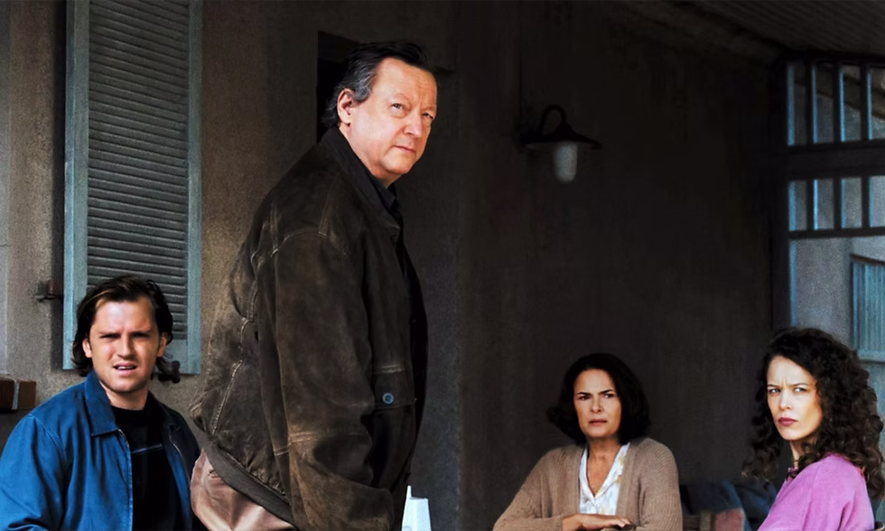 Crítica de Mirrors No. 3: dirigido por Christian Petzold e estrelado por Paula Beer, o filme aclamado em Cannes entrega um enigma poético e envolvente sobre luto e memória. Confira o veredito completo do longa!