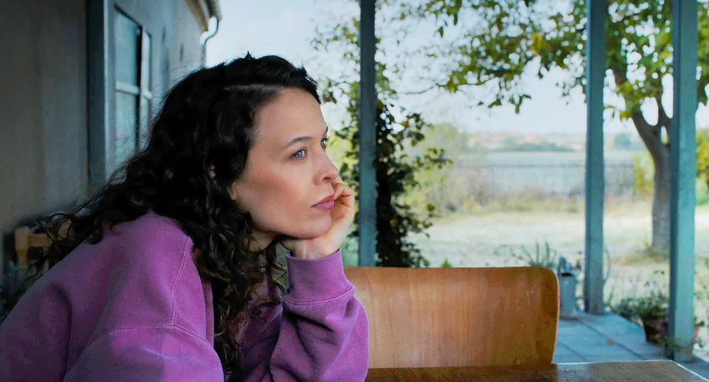 Crítica de Mirrors No. 3: dirigido por Christian Petzold e estrelado por Paula Beer, o filme aclamado em Cannes entrega um enigma poético e envolvente sobre luto e memória. Confira o veredito completo do longa!
