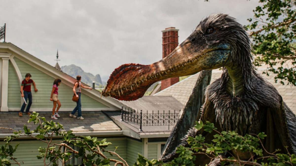 Cena de O Fim da Rua. Em primeiro plano, um dinossauro de pescoço comprido e focinho estreito ocupa a maior parte da imagem. Ao fundo, desfocados, três personagens caminham sobre o telhado de uma casa em um bairro residencial.