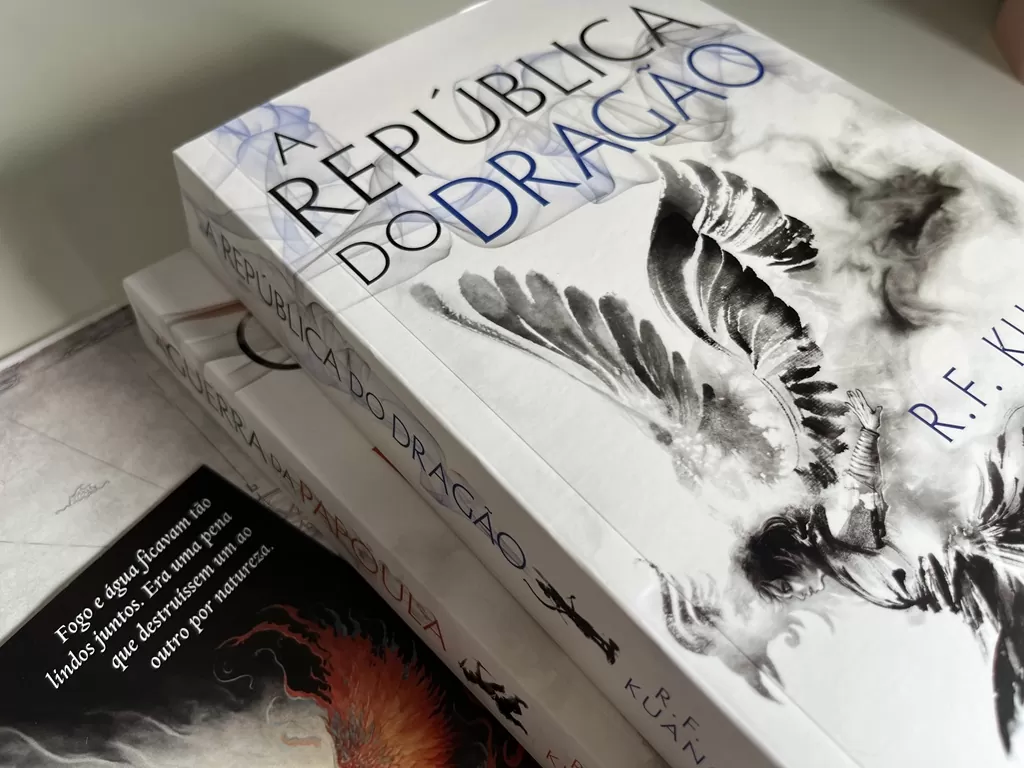 Confira as resenhas dos livros lidos no mês de julho por Julia de Cássia Amorim Correa, incluindo Dungeons & Drama e A Guerra da Papoula. Descubra quais valem a pena!