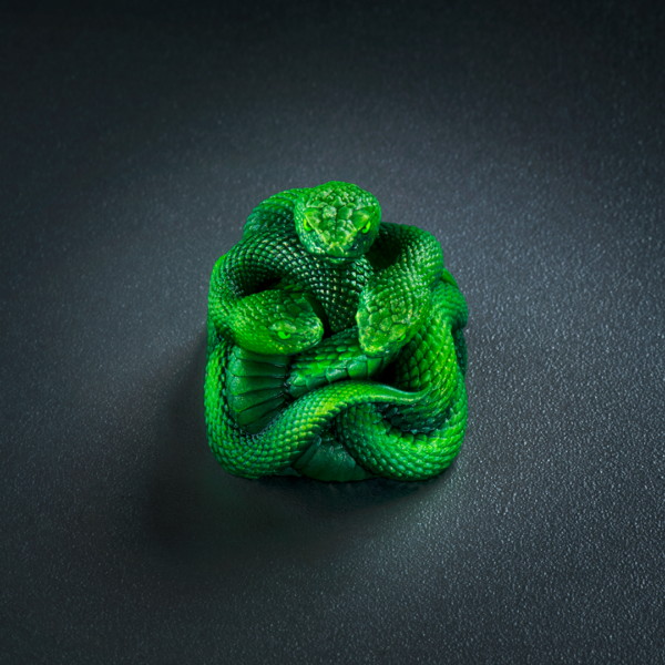 Razer apresenta Artisan Keycap – Triple-Headed Snake Edition, primeira keycap artesanal da marca, produzida e pintada à mão em edição limitada.