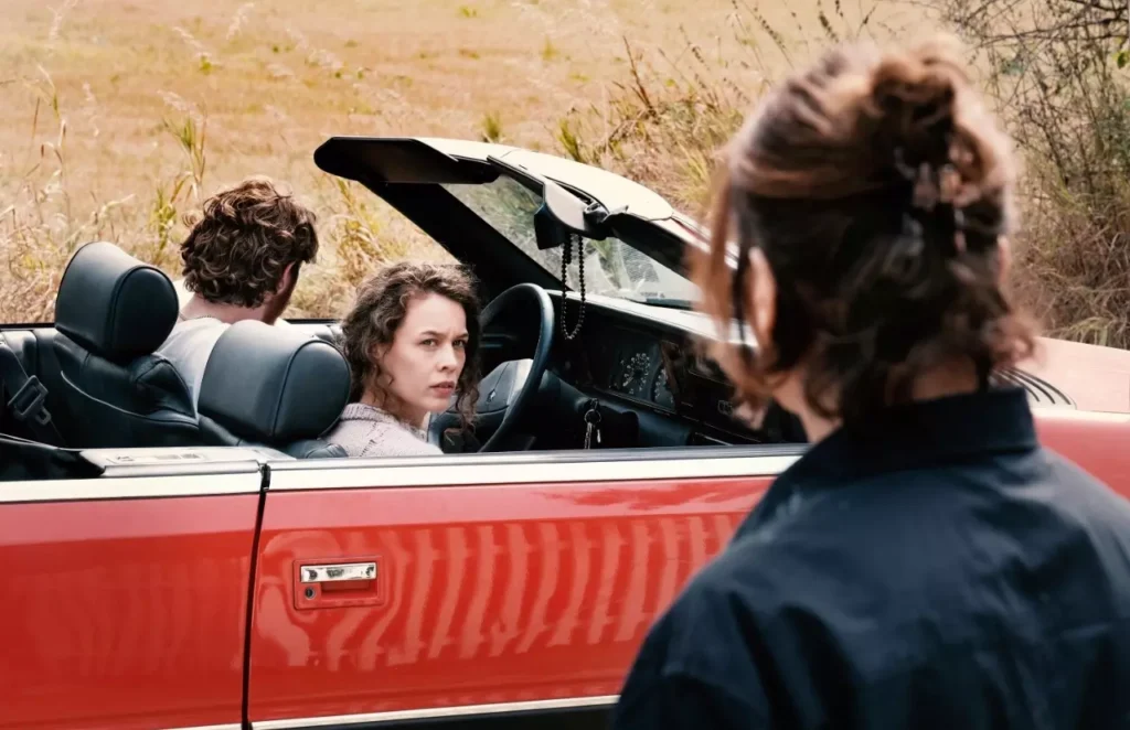 Crítica de Mirrors No. 3: dirigido por Christian Petzold e estrelado por Paula Beer, o filme aclamado em Cannes entrega um enigma poético e envolvente sobre luto e memória. Confira o veredito completo do longa!