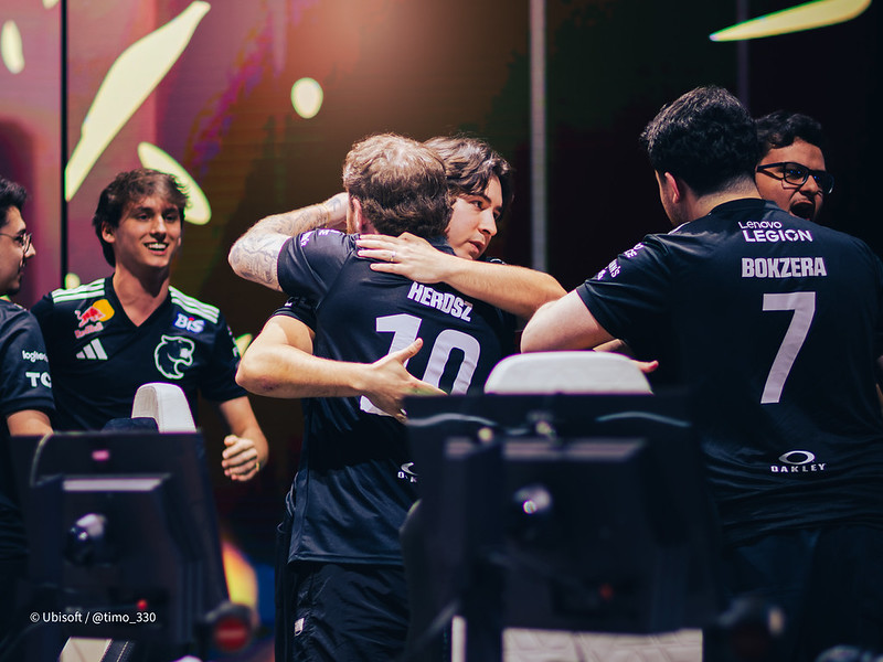 Brasil domina as semifinais da Esports World Cup 2026 de Rainbow Six Siege. FaZe Clan e FURIA buscam final brasileira, enquanto DarkZero e Geekay também contam com brasileiros em busca do título em Paris. Confira os detalhes!