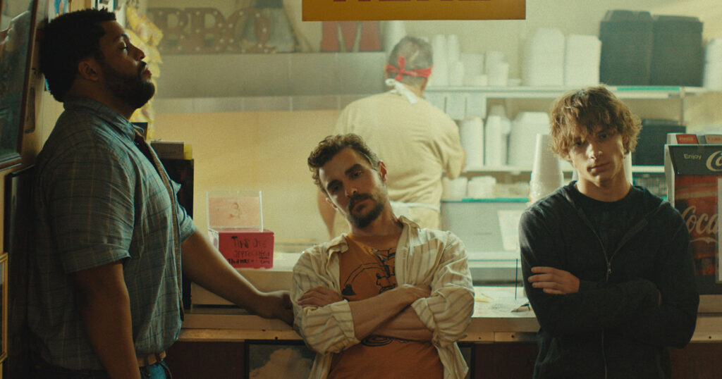 Crítica de Idiotas: a nova comédia abraça o humor absurdo, gags físicas e caos anárquico para entregar gargalhadas do início ao fim. Confira a análise completa sobre o filme!