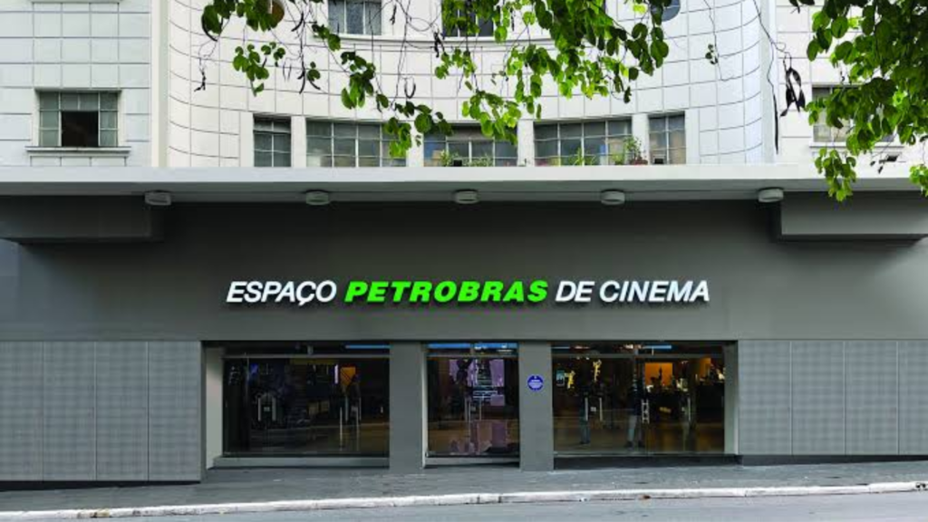 Foto geral da fachada da sala de rua Espaço Petrobrás de Cinema.