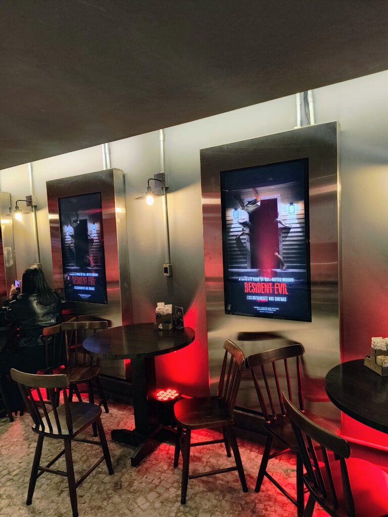 Primeiras impressões do novo filme de Resident Evil: os primeiros minutos impressionam com tensão sufocante, clima de survival horror e um protagonista inédito carismático. Confira a análise completa do lançamento!
