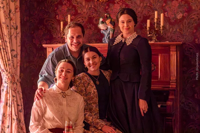 Crítica de The Fox Sisters: o novo filme espírita retrata a história real das irmãs Fox, pioneiras do espiritualismo e da mediunidade, em um drama histórico emocionante sobre fé e história. Confira a análise completa!