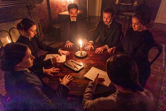 Crítica de The Fox Sisters: o novo filme espírita retrata a história real das irmãs Fox, pioneiras do espiritualismo e da mediunidade, em um drama histórico emocionante sobre fé e história. Confira a análise completa!