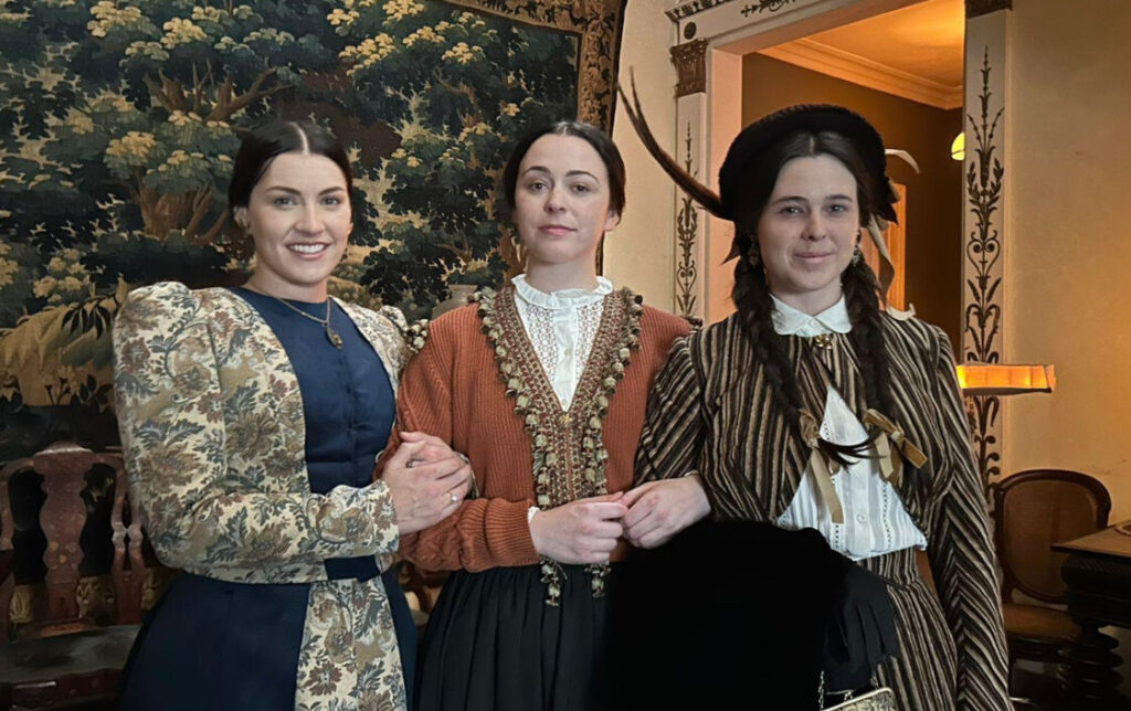 Crítica de The Fox Sisters: o novo filme espírita retrata a história real das irmãs Fox, pioneiras do espiritualismo e da mediunidade, em um drama histórico emocionante sobre fé e história. Confira a análise completa!