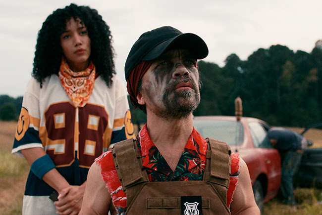Crítica de Idiotas: a nova comédia abraça o humor absurdo, gags físicas e caos anárquico para entregar gargalhadas do início ao fim. Confira a análise completa sobre o filme!