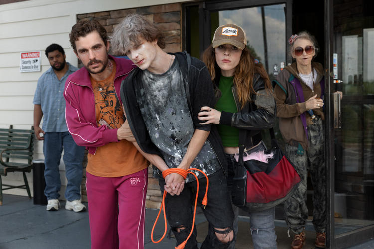 Crítica de Idiotas: a nova comédia abraça o humor absurdo, gags físicas e caos anárquico para entregar gargalhadas do início ao fim. Confira a análise completa sobre o filme!