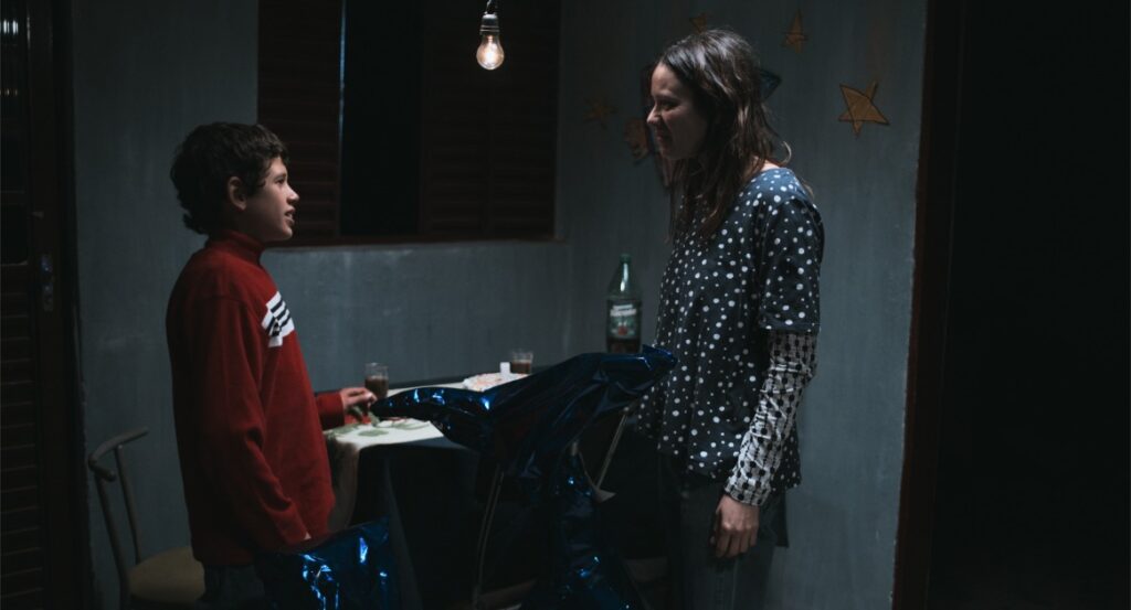 Crítica de O Capitão Engarrafado: exibido na 50ª Mostra de SP, o filme de Guilherme Reis e Luiz Carlos Vasconcelos une fantasia, drama familiar e a beleza do Vale do Jequitinhonha. Confira a análise completa do longa!